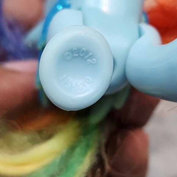 My Little Pony G4 crystal empire RAINBOW DASH Brushable Figure - Picture 8 of 9